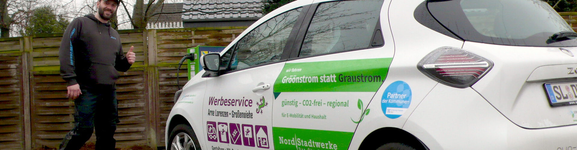 Dörpsmobil an der Wiking Tankstelle in Großenwiehe